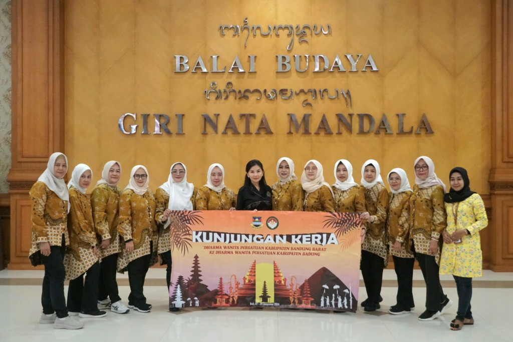Plt. Ketua DWP Badung Terima Kunja DWP Kabupaten Bandung Barat